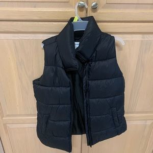 Old Navy Womens Black Puffer Vest- Medium